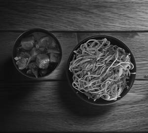 Noodles with paneer chilli gravy