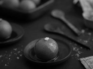 Naram Garam Gulab Jamun (1 Piece)