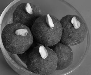 Karuppu ulundhu urundai
