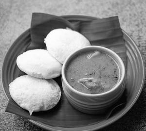 2 Pcs Idli With Fish Curry ( No Fish)