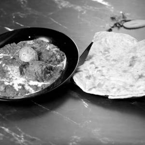 Chicken Lazeez Masala  With Complimentary Naan