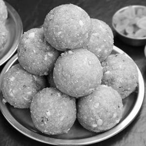 Gond Laddoo  