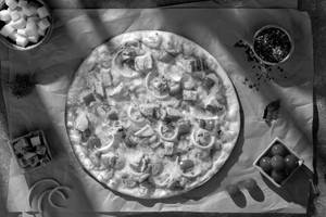 California Chicken, Cheese, Onion & Capsicum Pizza