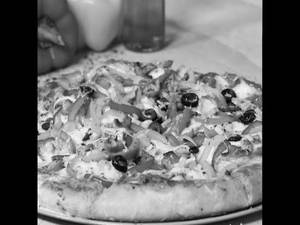 VEG FARM HOUSE CHEESE BRUST PIZZA