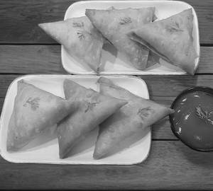 Dal Kanda samosa (7 pieces)