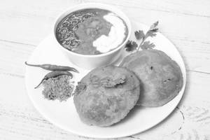Kachori 2pcs (with sabzi and chutney)
