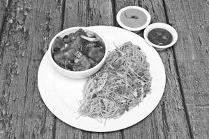Veg Noodles With Paneer Chilli