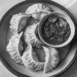 Veg momos (steamed)[8Pcs]