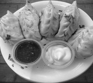 Steamed paneer momos [8 pieces]