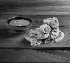 Veg Momos ( 6 Pcs) + Cool Drink