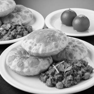 2 Chole Bhature +2 Pcs Gulab Jamun