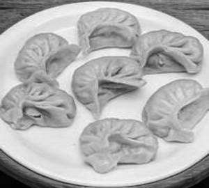 Mix Veg Momos And Red Chilli Sauce [6 Pieces]