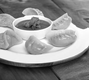Chicken Momos With Red Chilli Sauce [6 Pieces]