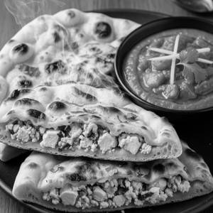 Paneer Naan With Gravy