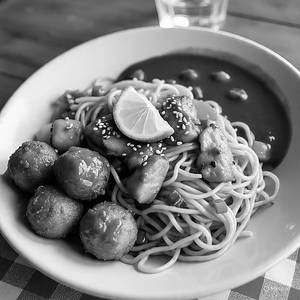 Chicken Hakka Noodles & Veg Manchurian Combo