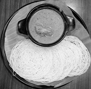 Idiyappam 4pcs With Chicken Kurma