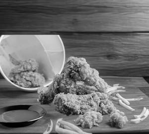 Fried chicken wings (2pcs) with our spl green satni dip 