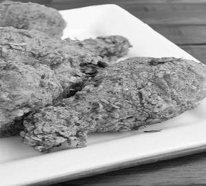 Fried chicken leg (2pcs) with our spl green satni dip
