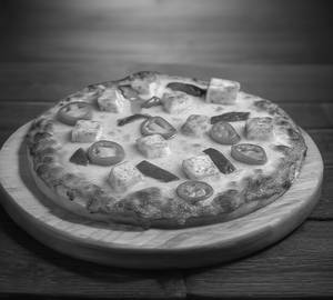 Spicy peri peri paneer pizza [9 inches]
