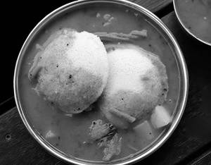 Idli [2 Pieces] with Sambhar