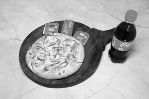 Onion Pizza With Coke                           