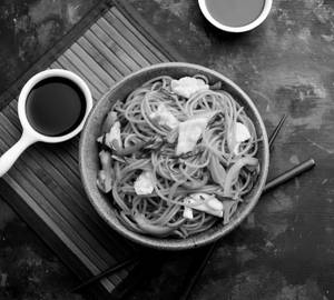 Chicken Schezwan Chowmein (650 Grm)
