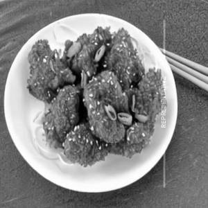 Crispy fried sesame chicken