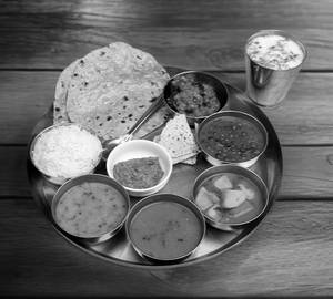Kathiyawadi Full Thali