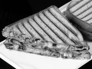 Veg cheese grilled sandwich [2 pieces]