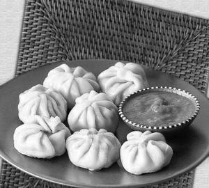 Veg steam momos [8 pieces]