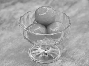 Ghee ka Garam Gulab Jamun [1 Piece]