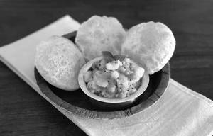 4 Poori With Sabji