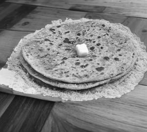 Sev Paratha 1 pcs Dal Tadka