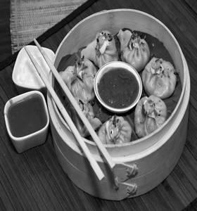 Chicken Cheese Chilly Momos [8 Pieces]