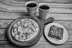Reg. Makhani Paneer + 2 Coke + Chocolate Brownie