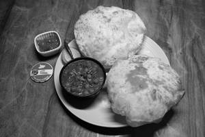 Chole Bhature (2 Pieces)