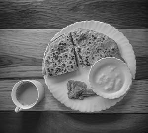 2 Aloo Pyaz Paratha + Tea/Dahi