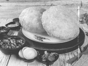 Chhole Bhature (2 Pcs) 