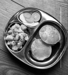 4 Puri With Aloo Sabzi And Halwa