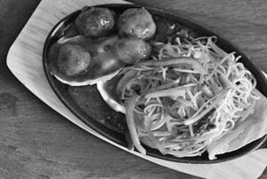 Veg Manchurian (4pc) With Veg Hakka Noodles