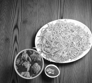 Veg Hakka Noodles [500 Ml] With Chilli Chicken [4 Pieces]