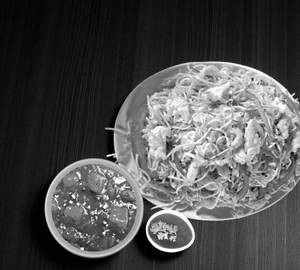 Chiken Egg Hakka Noodles [500Ml] With Garlic Paneer [4Pcs]