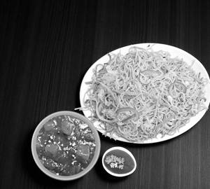 Veg Hakka Noodles [500 Ml] With Garlic Paneer [4 Pieces]