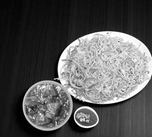 Veg Hakka Noodles [500 Ml] With Chilli Paneer [4 Pieces]