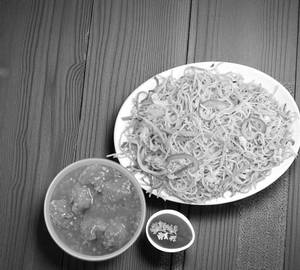 Veg Hakka Noodles [500 Ml] With Garlic Chicken [4 Pieces]