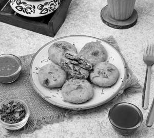 Onion Kachori ( 2 Pcs )