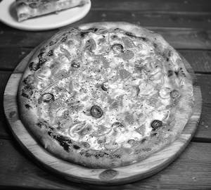 Garden harvest pizza