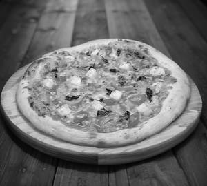 Paneer parika pizza