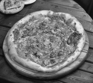 Mushroom herb pizza
