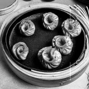 Paneer tandoor momos steams